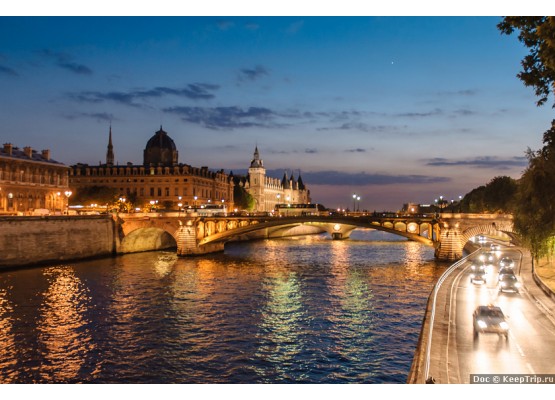 EVENING AND PARIS Cruise on the Seine with an audio guide Mini Group