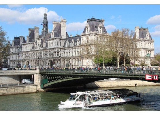 A sightseeing tour of Paris in a car