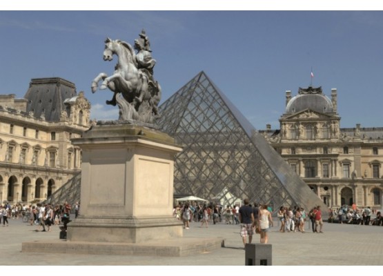 Louvre and the Tuileries Gardens - tour in mini group