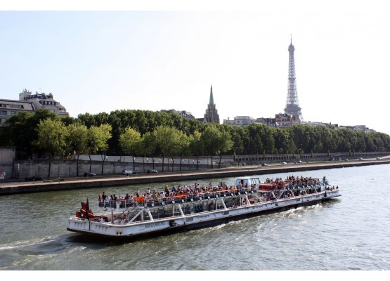 Tickets for the boats on the Seine without queuing (BATEAUX MOUCHES)