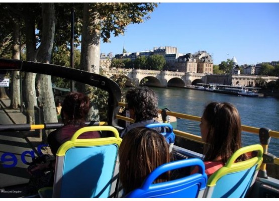 Sightseeing tour of Paris by bus